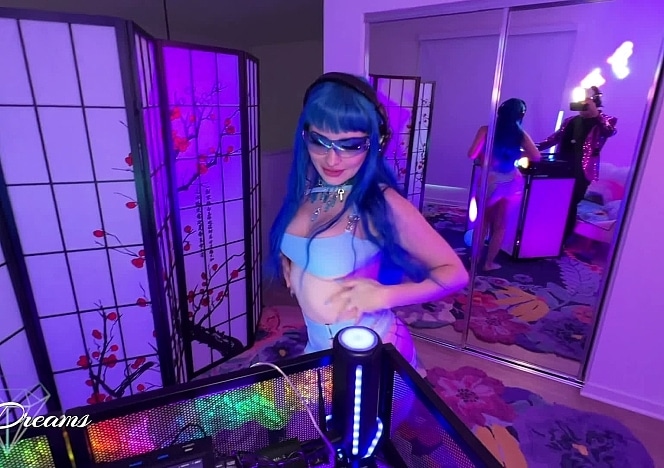 Jewelz Fucks the DJ